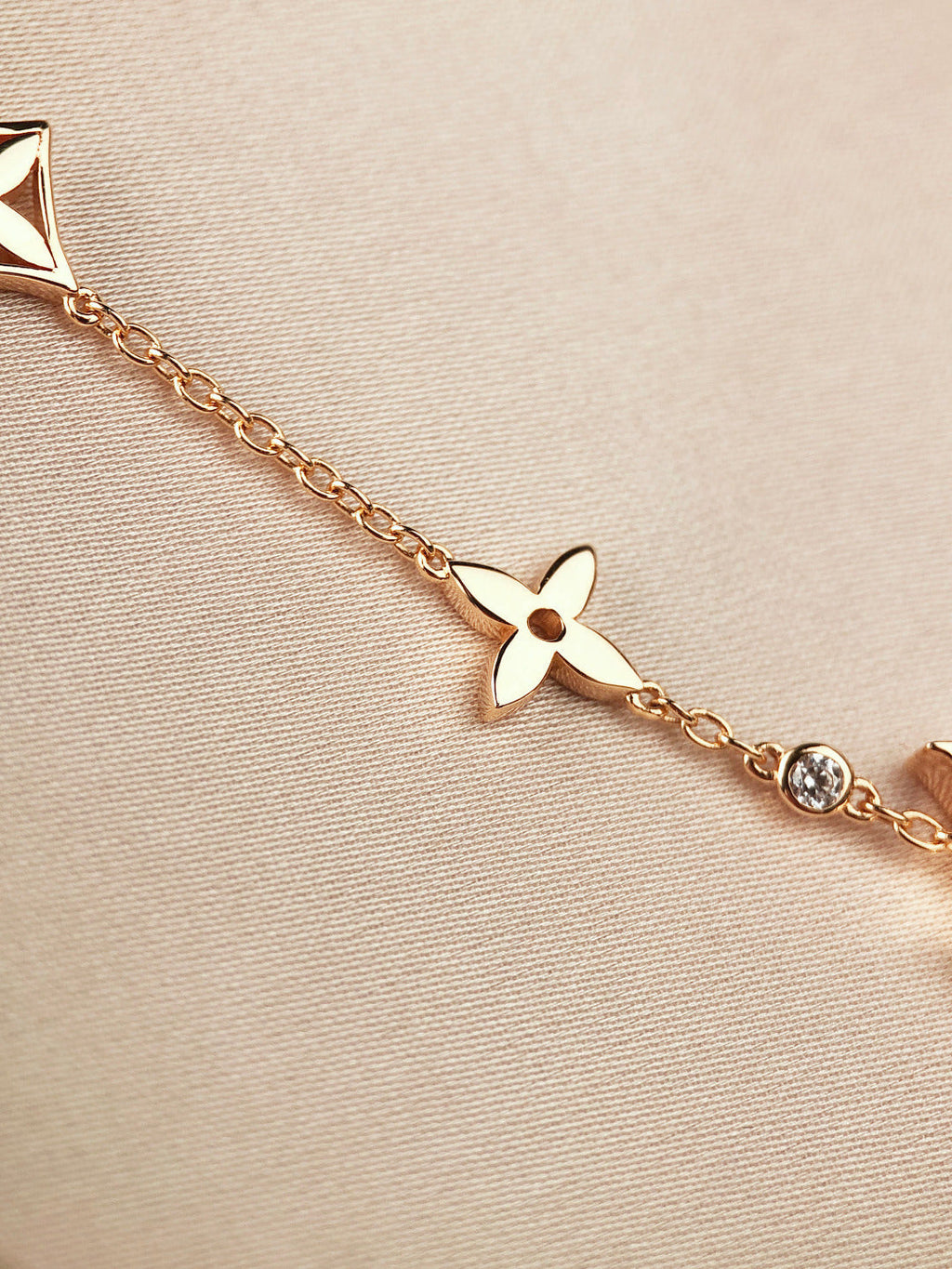 [Cyra]  STAR AND SUN 7 MOTIFS GOLD BRACELET