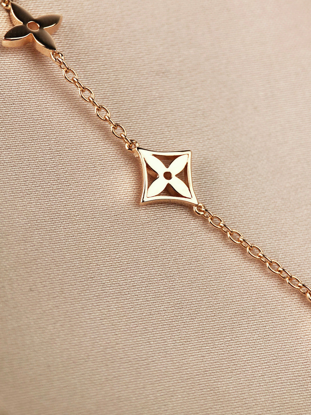 [Cyra]  STAR AND SUN 7 MOTIFS GOLD BRACELET