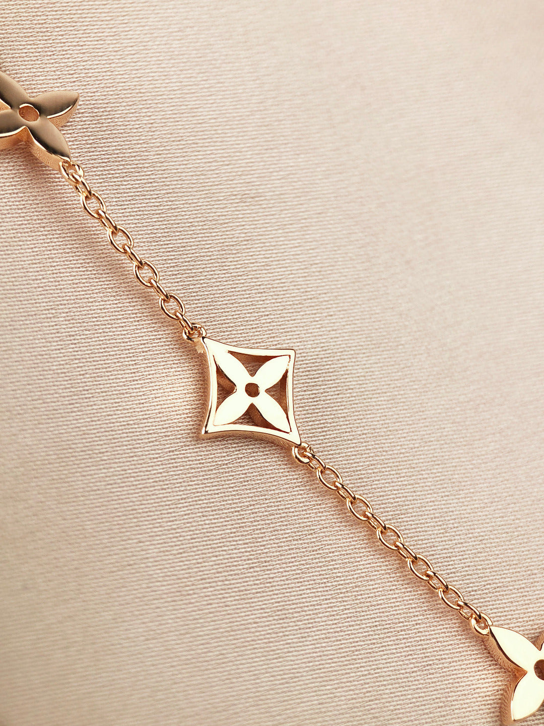 [Cyra]  STAR AND SUN 7 MOTIFS GOLD BRACELET