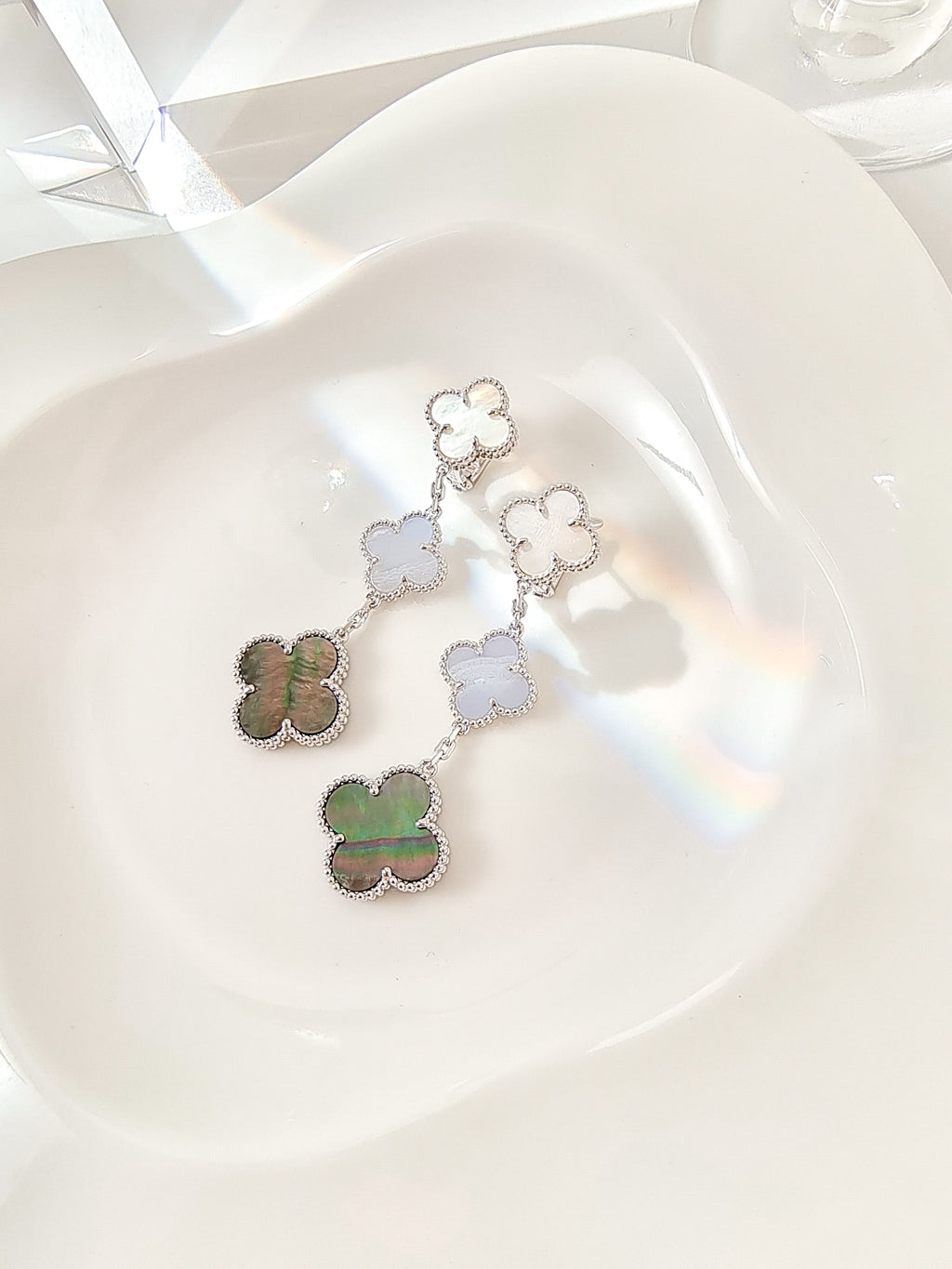 [Cyra]  CLOVER 3 MOTIFS CHALCEDONY DARK MOP SILVER EARRINGS