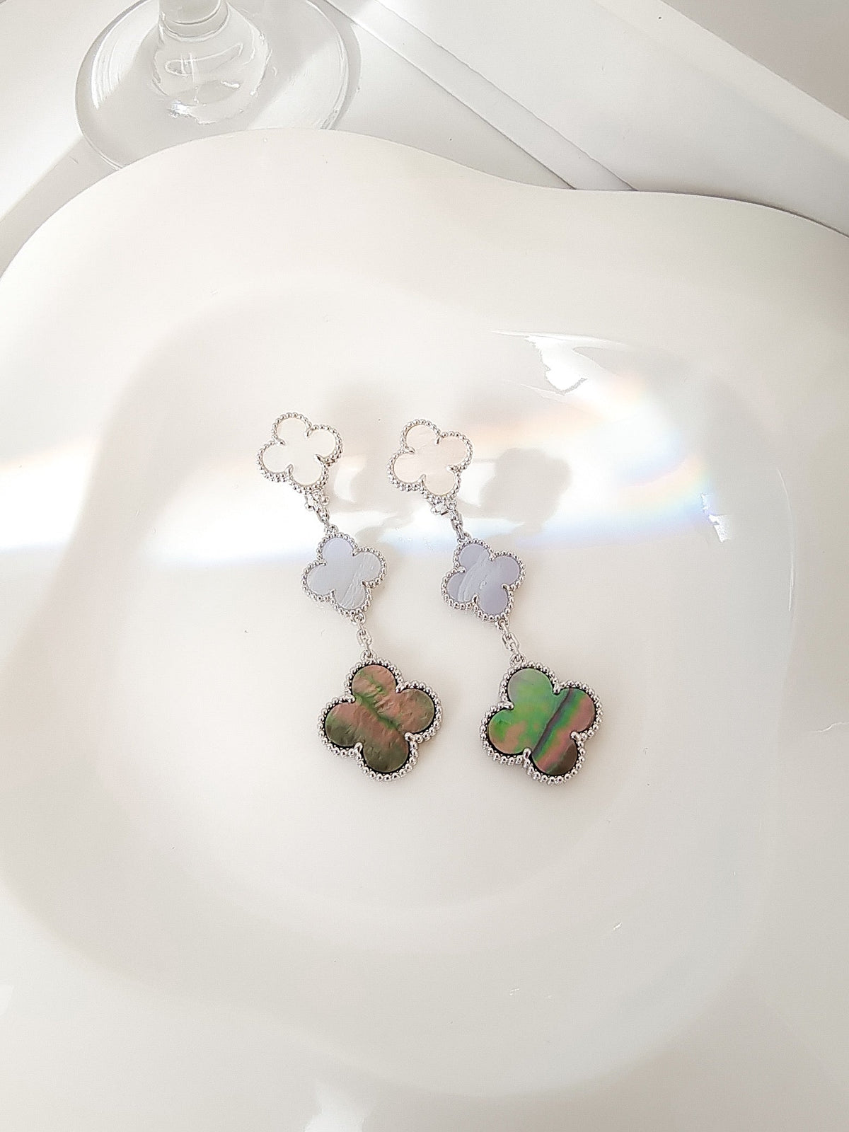 [Cyra]  CLOVER 3 MOTIFS CHALCEDONY DARK MOP SILVER EARRINGS