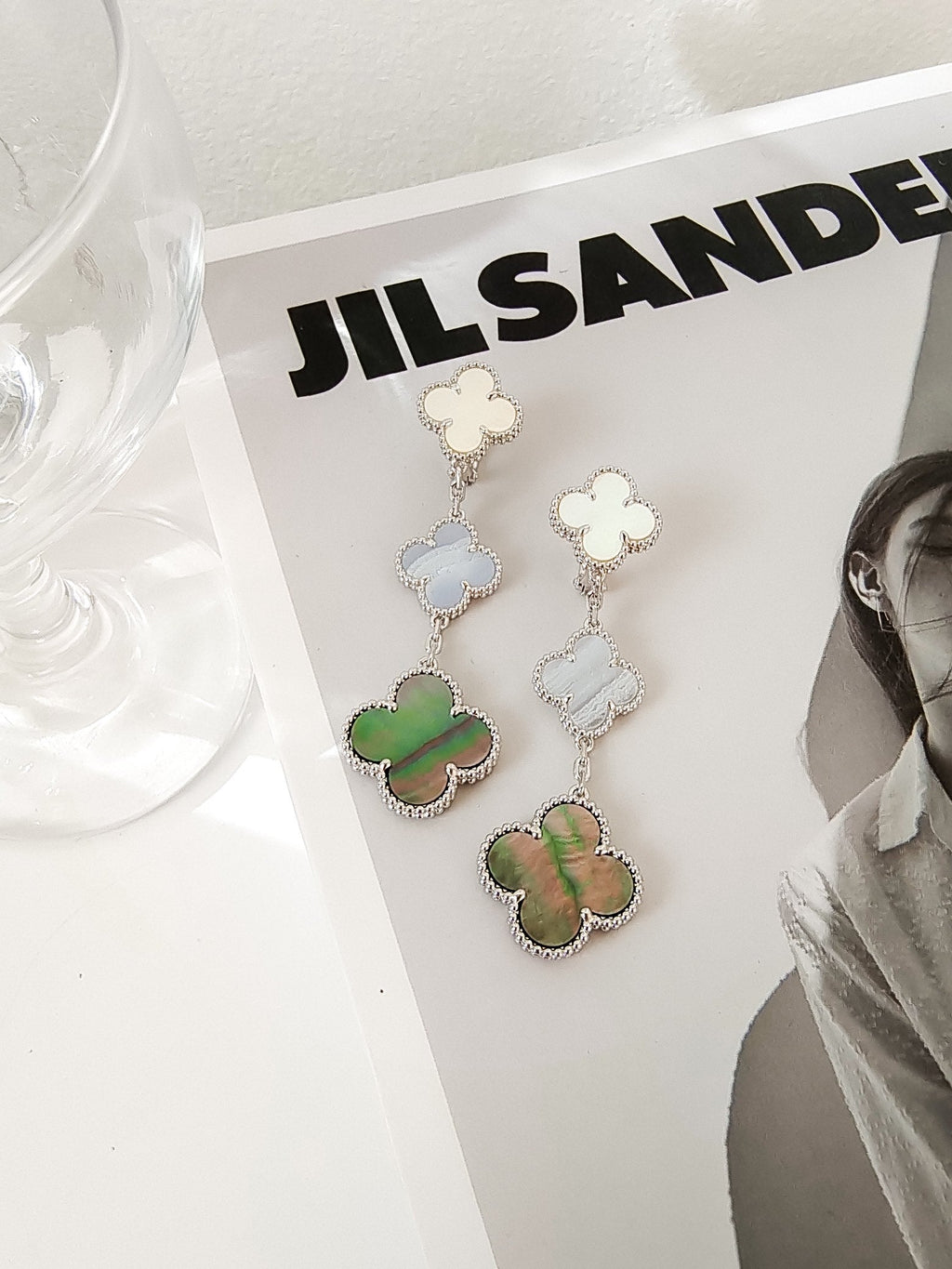 [Cyra]  CLOVER 3 MOTIFS CHALCEDONY DARK MOP SILVER EARRINGS
