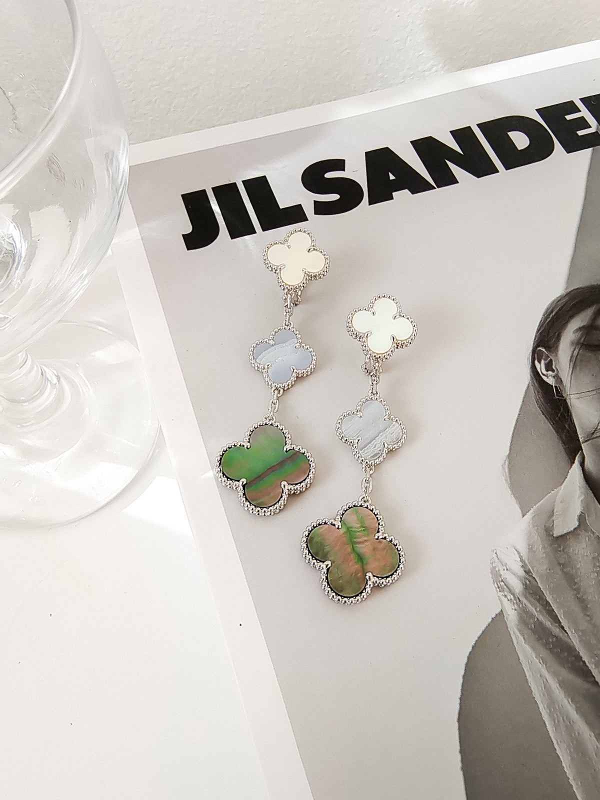 [Cyra]  CLOVER 3 MOTIFS CHALCEDONY DARK MOP SILVER EARRINGS