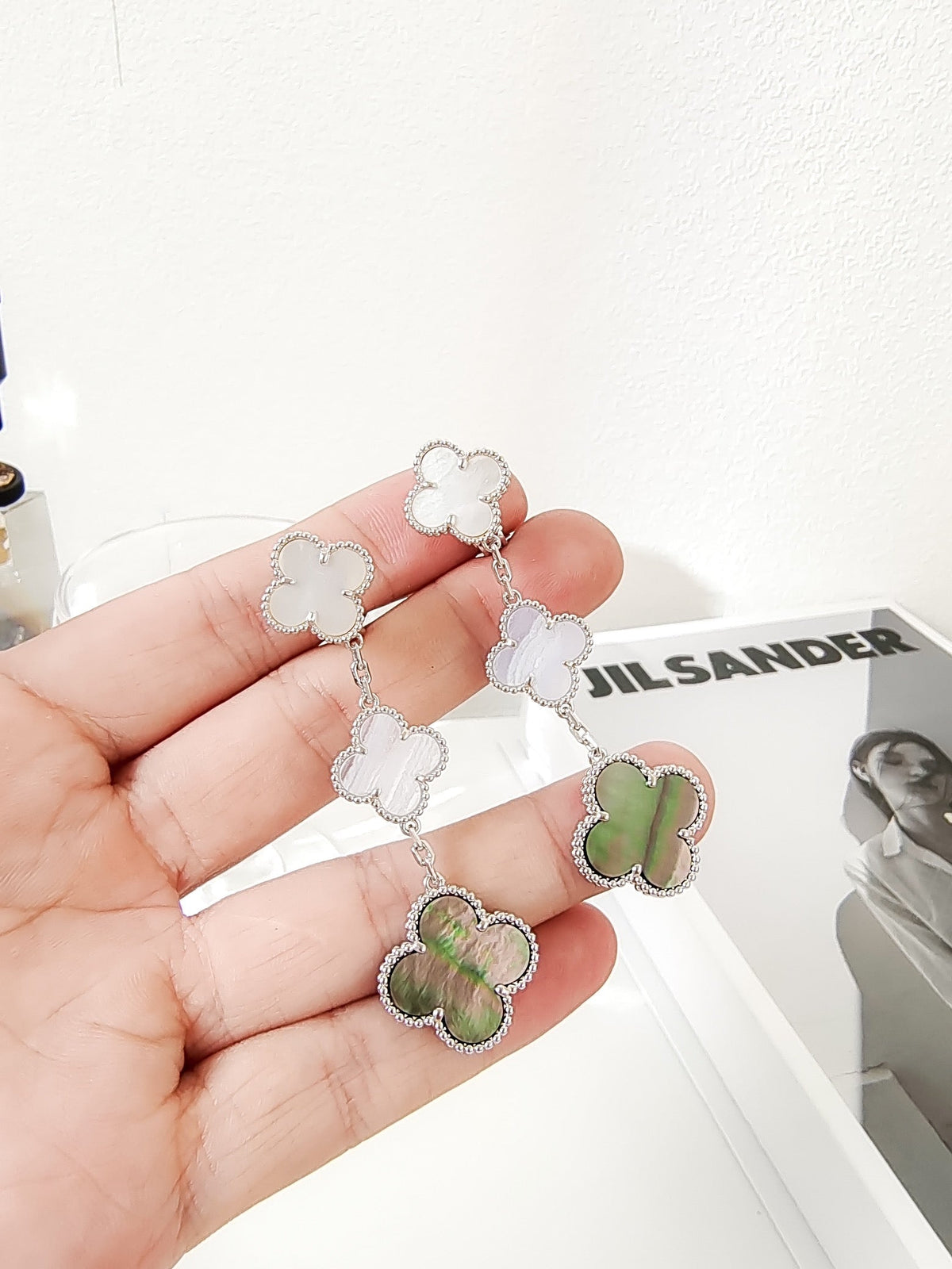 [Cyra]  CLOVER 3 MOTIFS CHALCEDONY DARK MOP SILVER EARRINGS