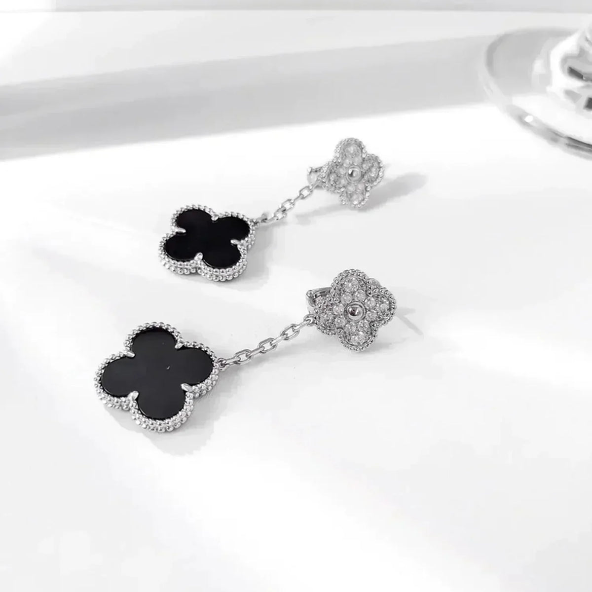 [Cyra]  CLOVER 2 MOTIFS  DIAMOND ONYX EARRINGS SILVER