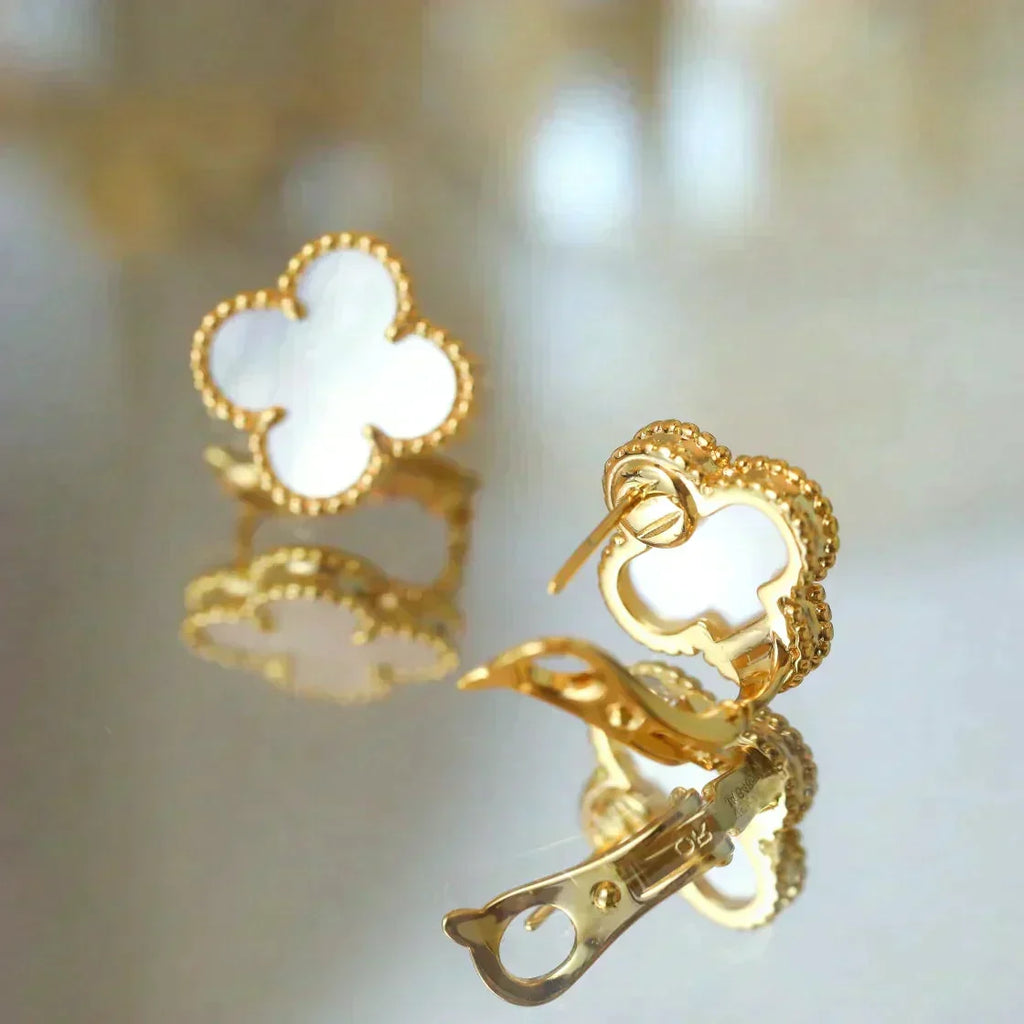 [Cyra]  CLOVER MEDIUM 1 MOTIFS  WHITE MOP STUD EARRINGS