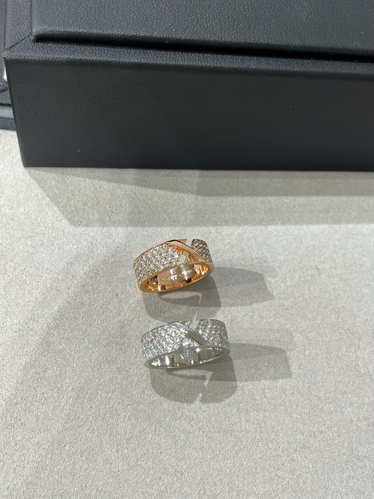 [Cyra]  LIENS EVIDENCE  DIAMOND PAVED RING