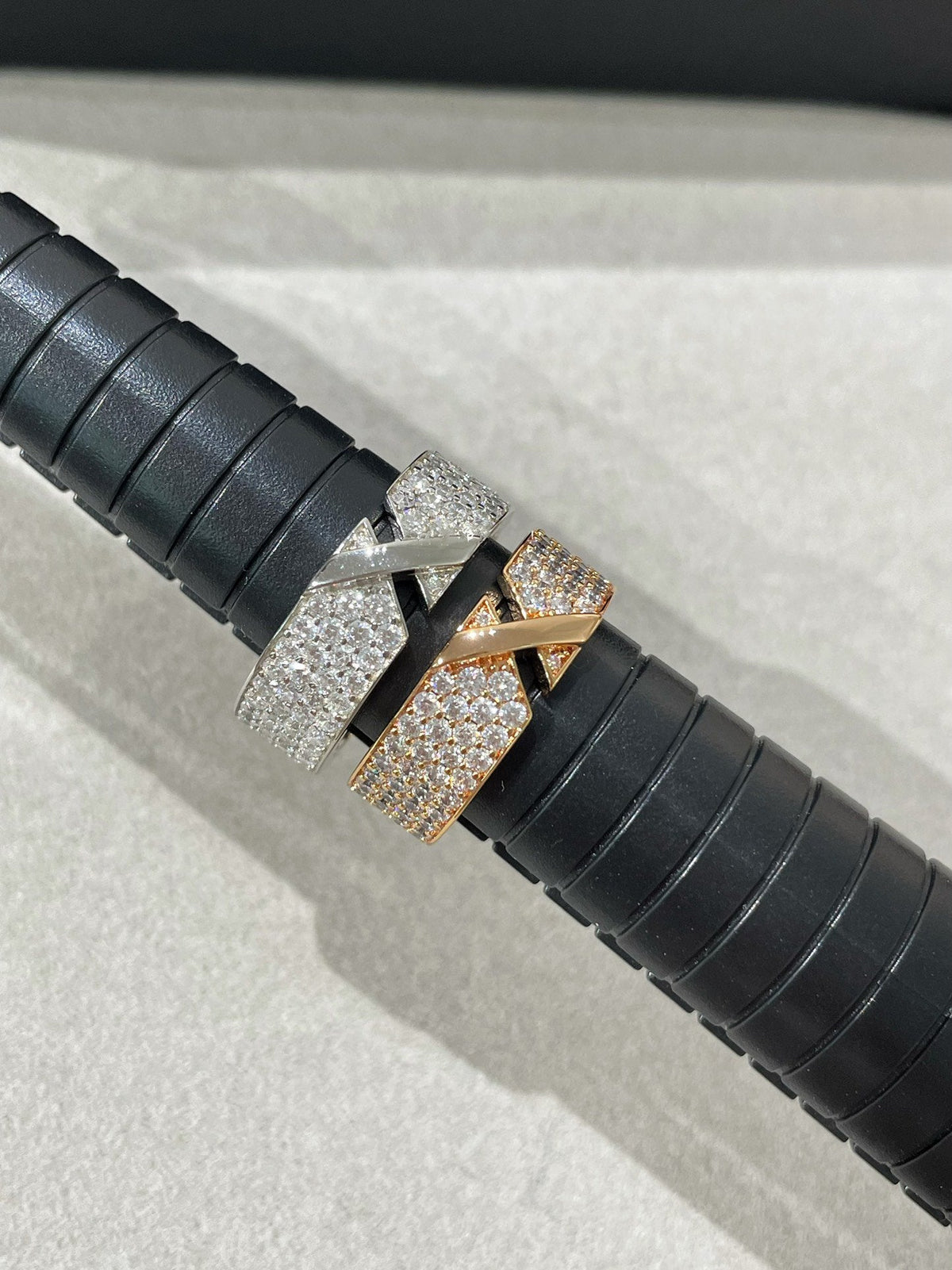 [Cyra]  LIENS EVIDENCE  DIAMOND PAVED RING