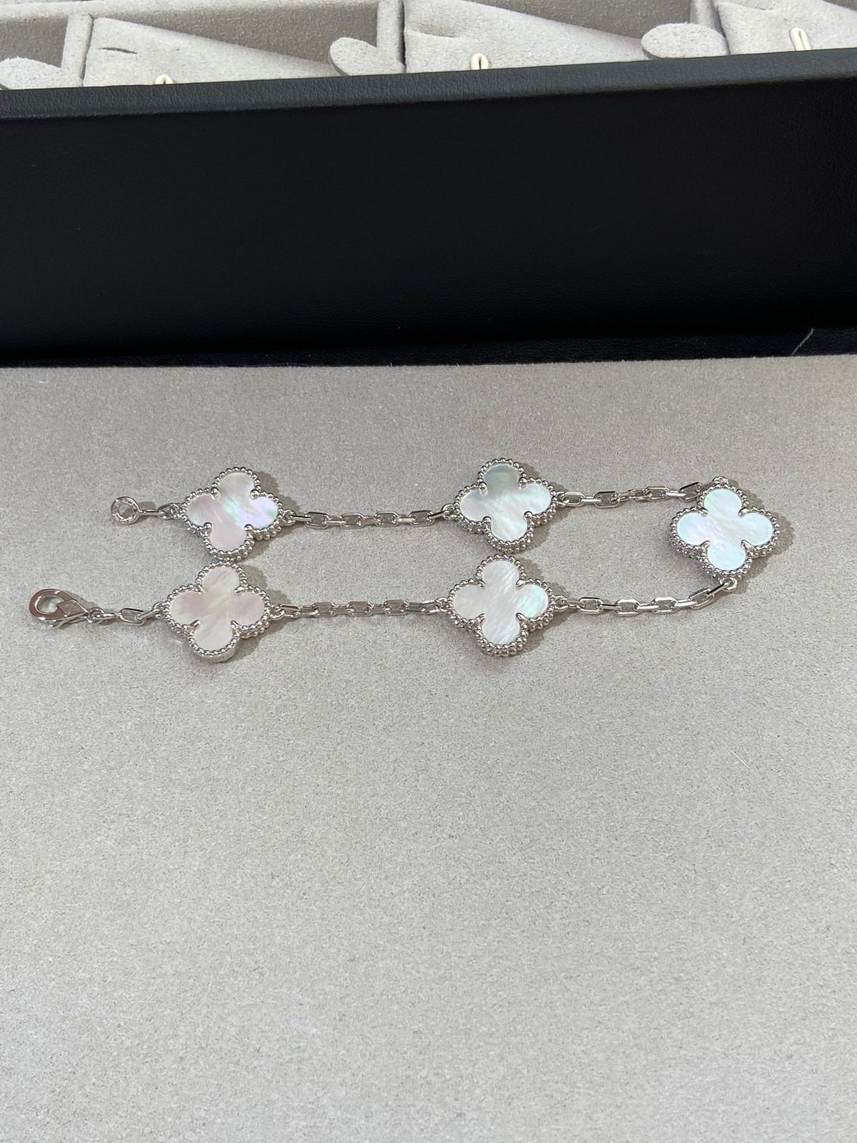 [Cyra] New CLOVER WHITE PEARL MOP 5 MOTIF BRACELET COLLECTION