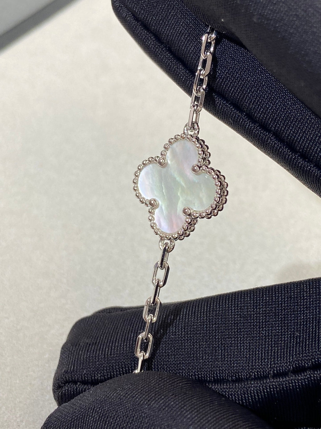 [Cyra] New CLOVER WHITE PEARL MOP 5 MOTIF BRACELET COLLECTION