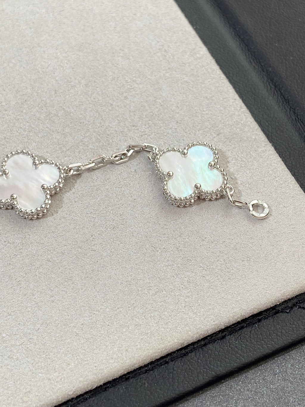 [Cyra] New CLOVER WHITE PEARL MOP 5 MOTIF BRACELET COLLECTION