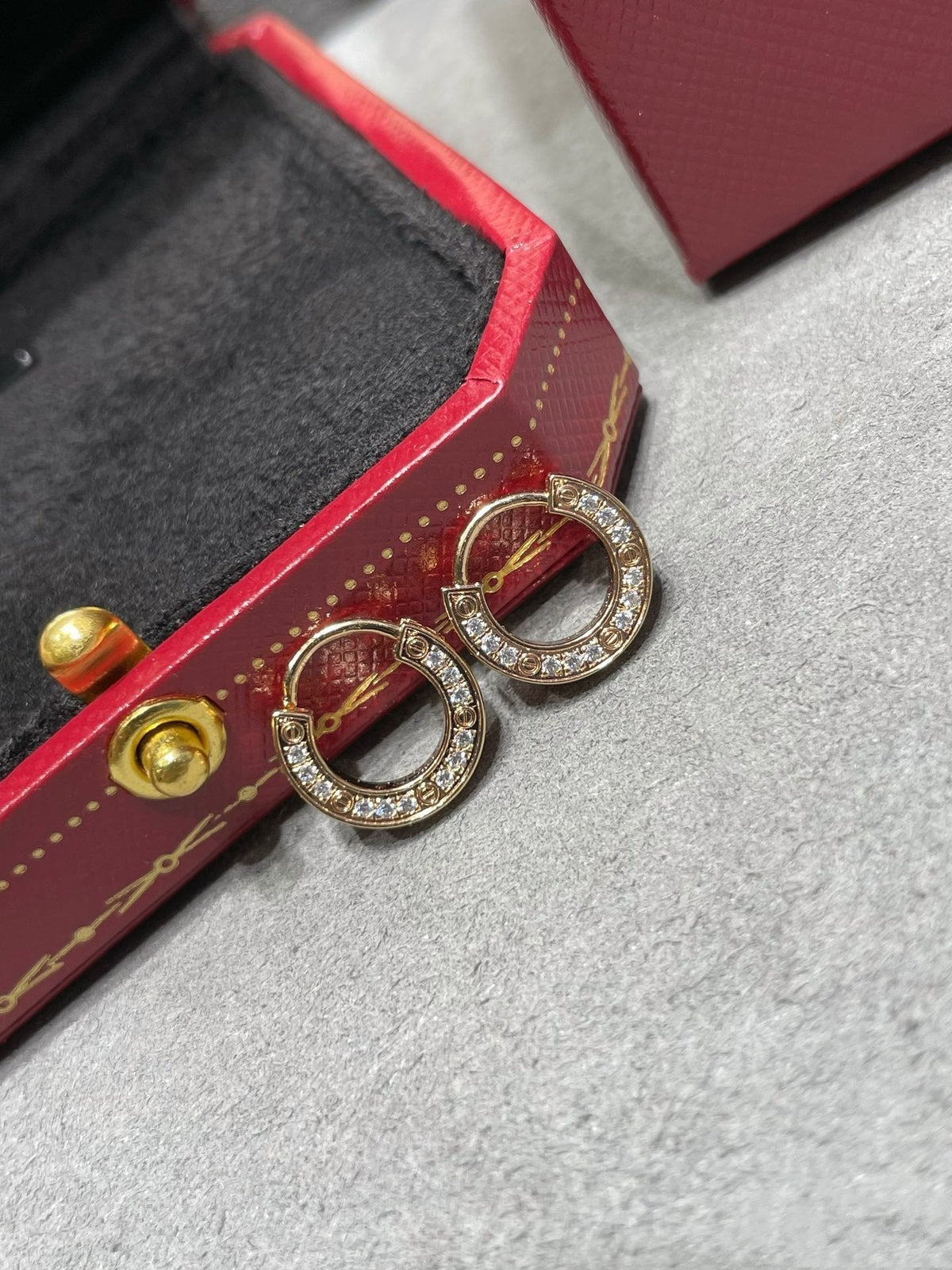 [Cyra]  LOVE DIAMOND EARRINGS