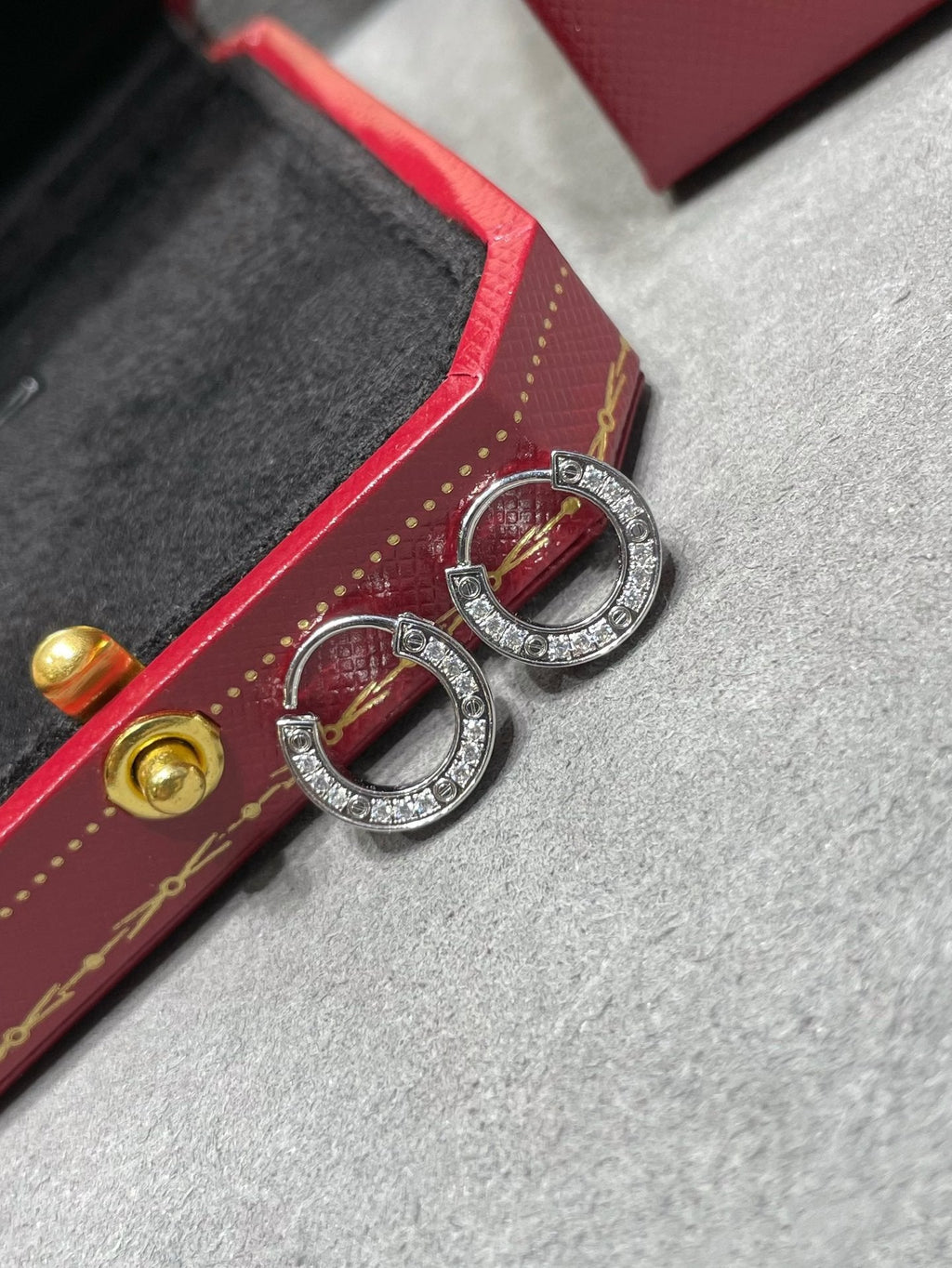 [Cyra]  LOVE DIAMOND EARRINGS