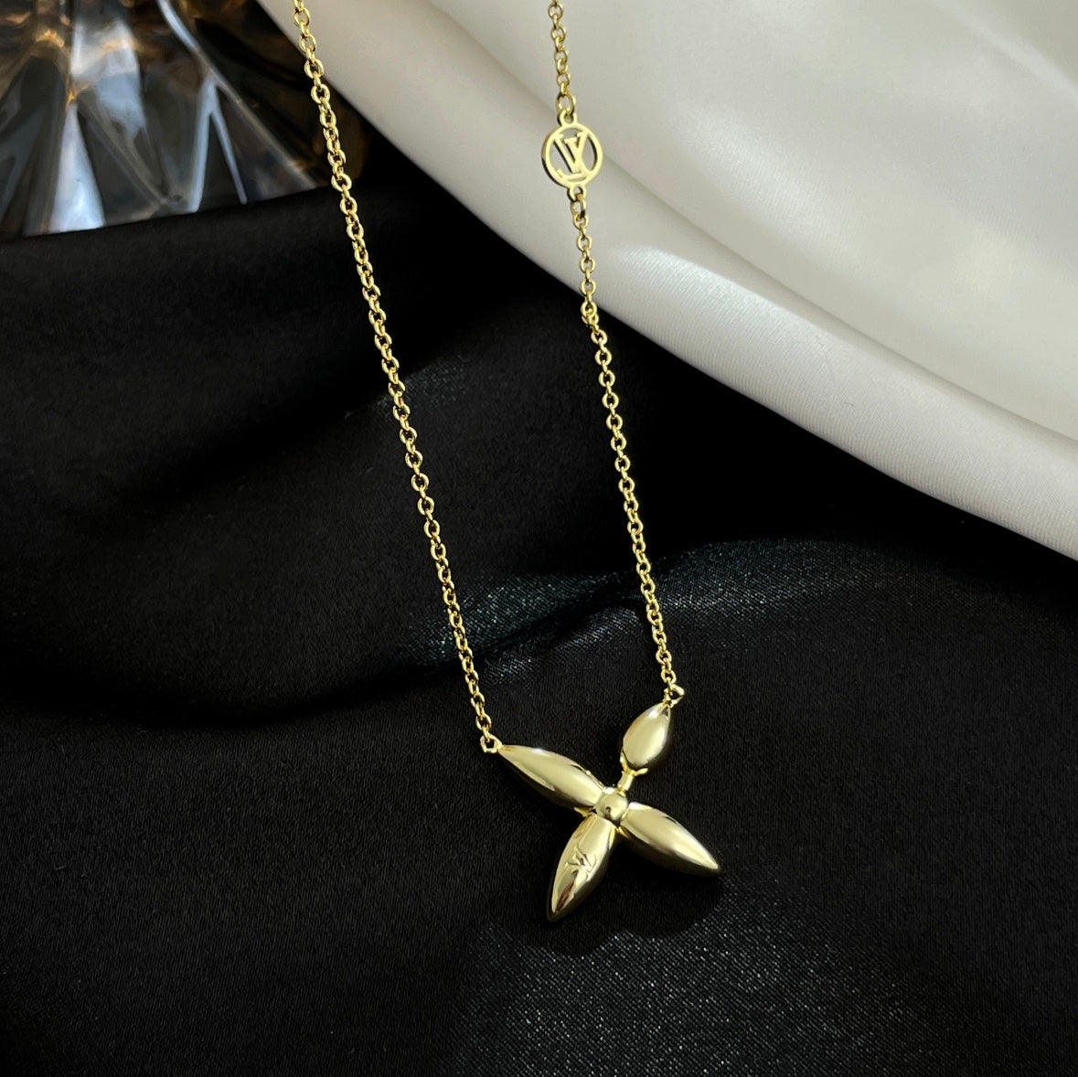 [Cyra]  LOUISETTE GOLD NECKLACE