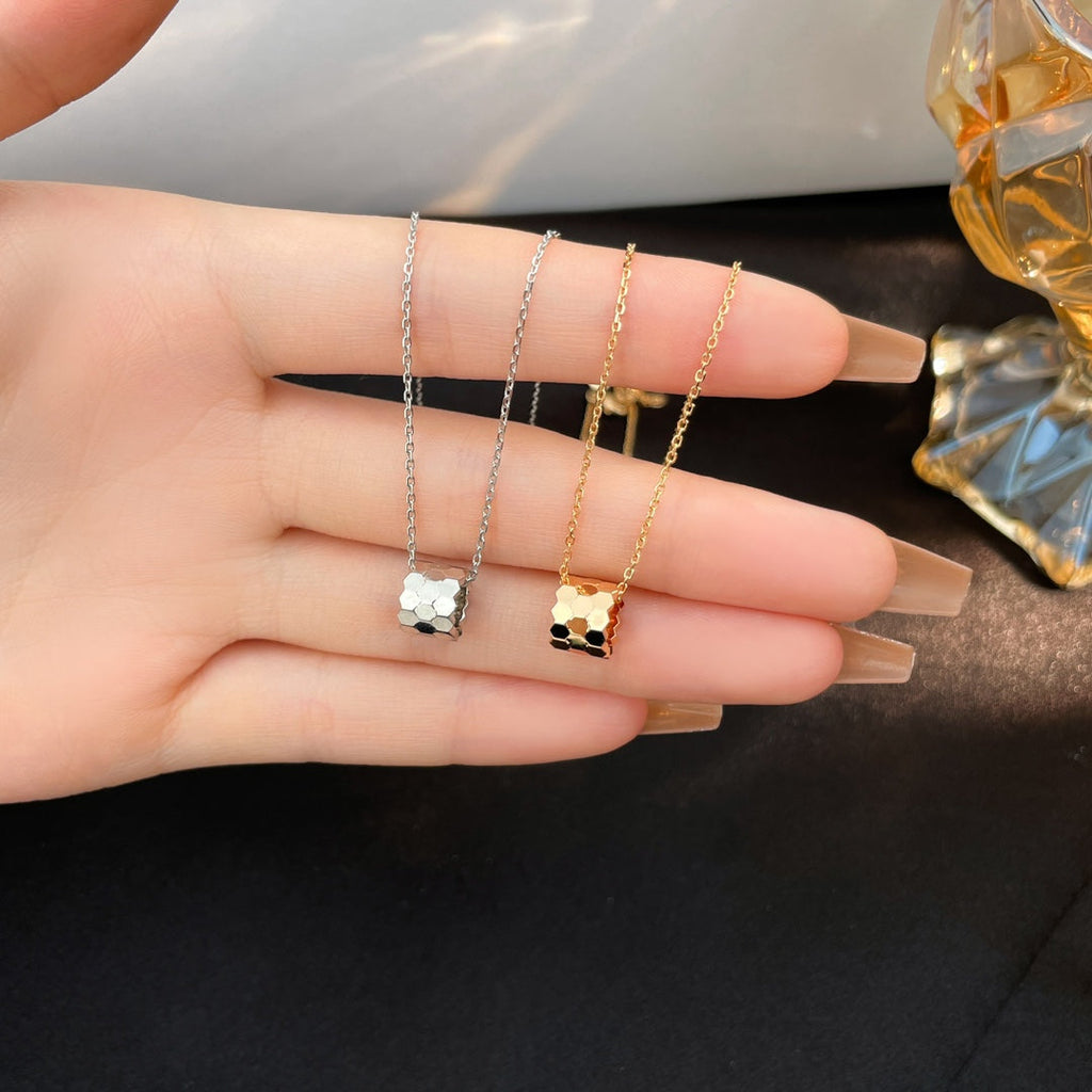 [Cyra]  BEE MINI NECKLACE