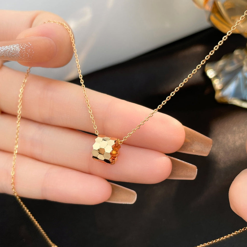 [Cyra]  BEE MINI NECKLACE