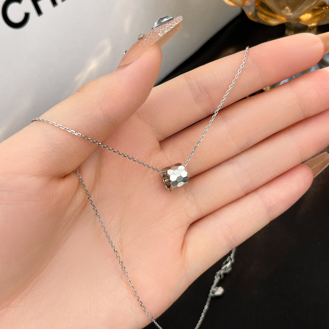 [Cyra]  BEE MINI NECKLACE