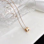 [Cyra]  BEE MINI NECKLACE