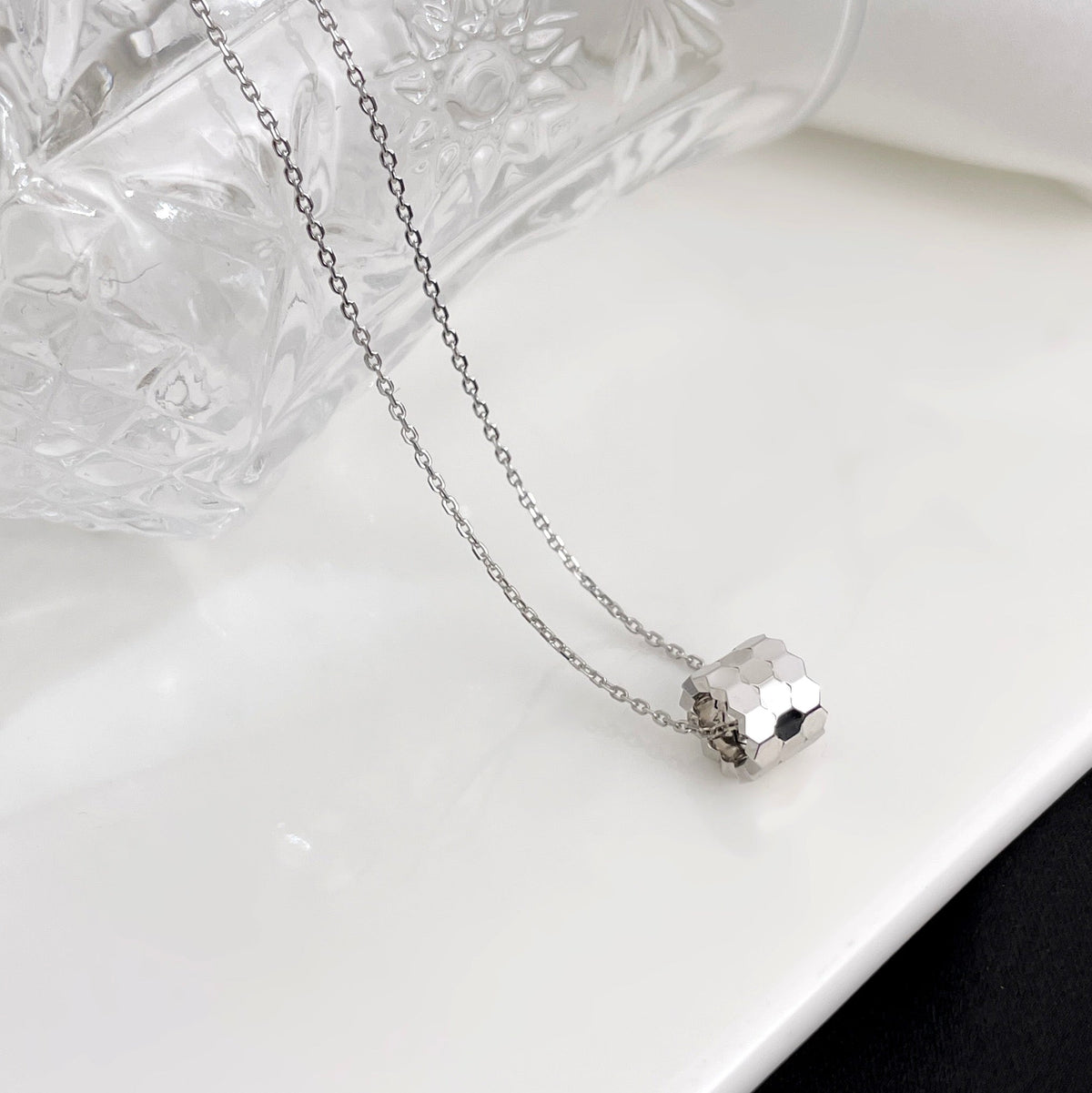 [Cyra]  BEE MINI NECKLACE