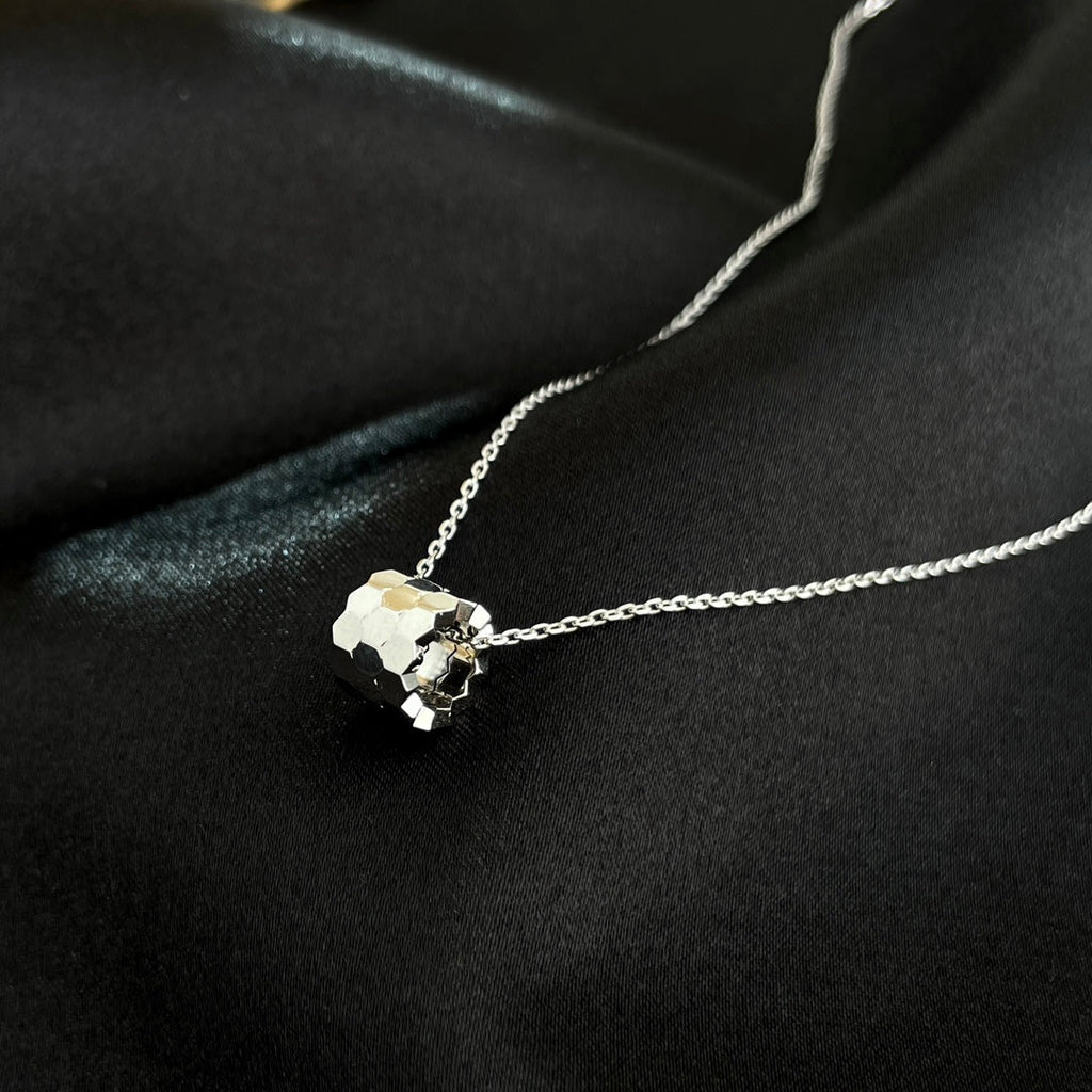 [Cyra]  BEE MINI NECKLACE