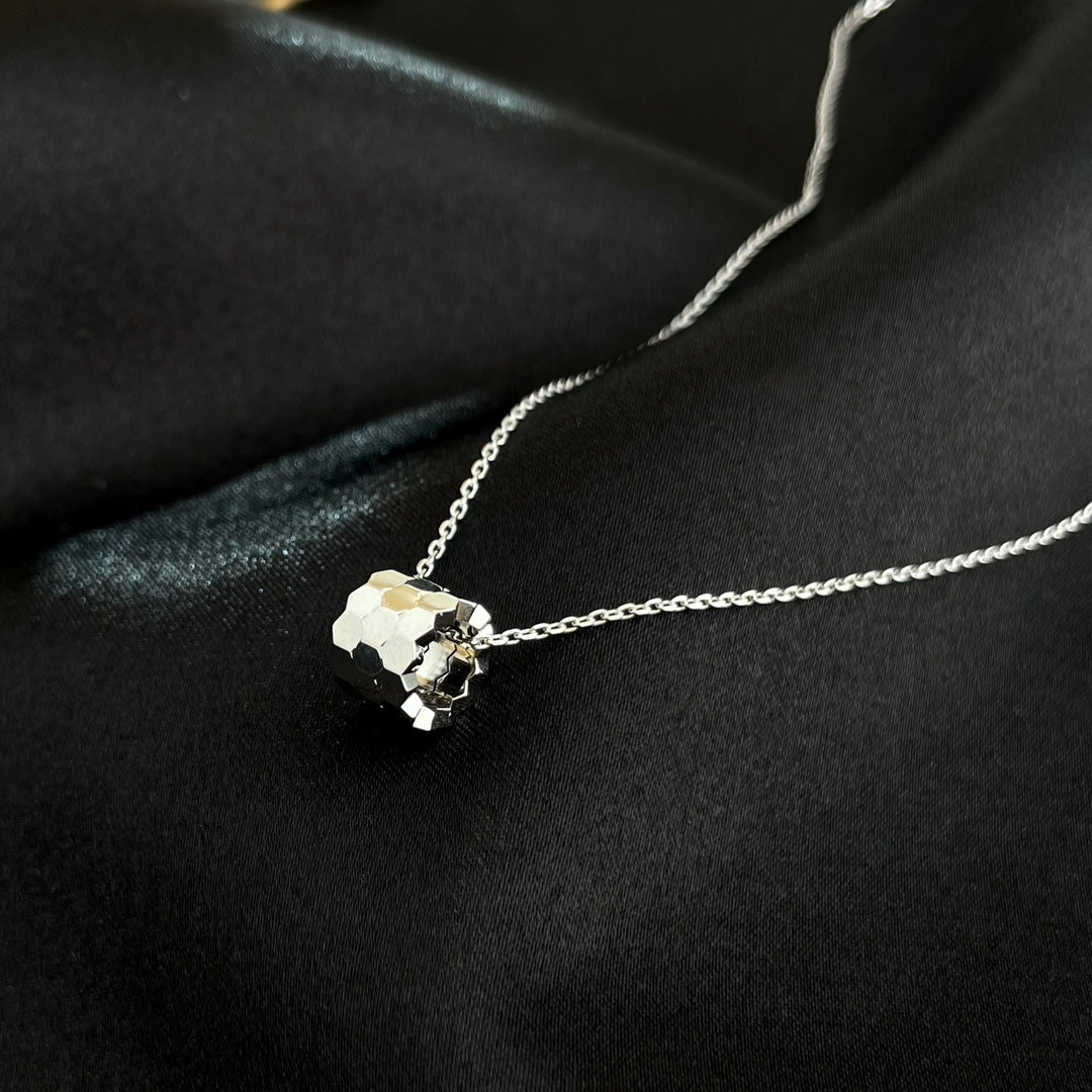 [Cyra]  BEE MINI NECKLACE