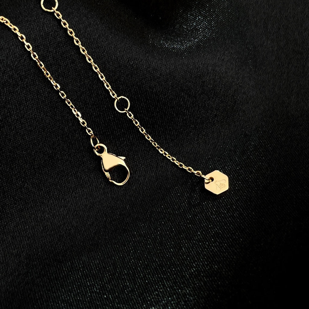 [Cyra]  BEE MINI NECKLACE
