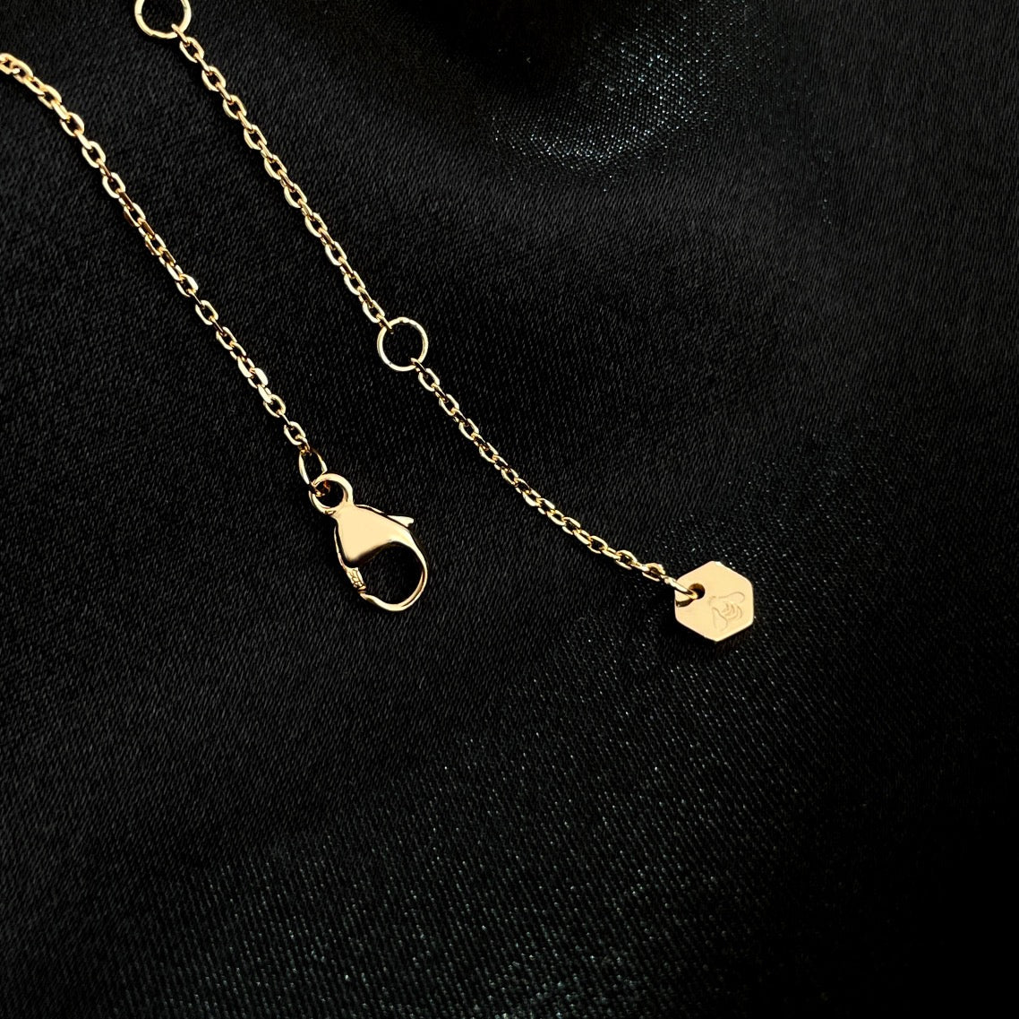 [Cyra]  BEE MINI NECKLACE