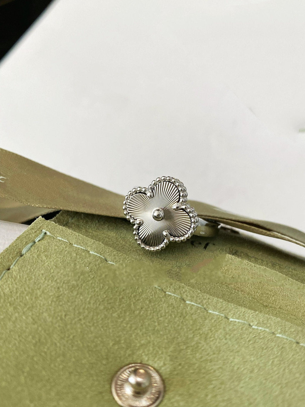 {
  "Cyra": "クローバーシルバーリング"
}
