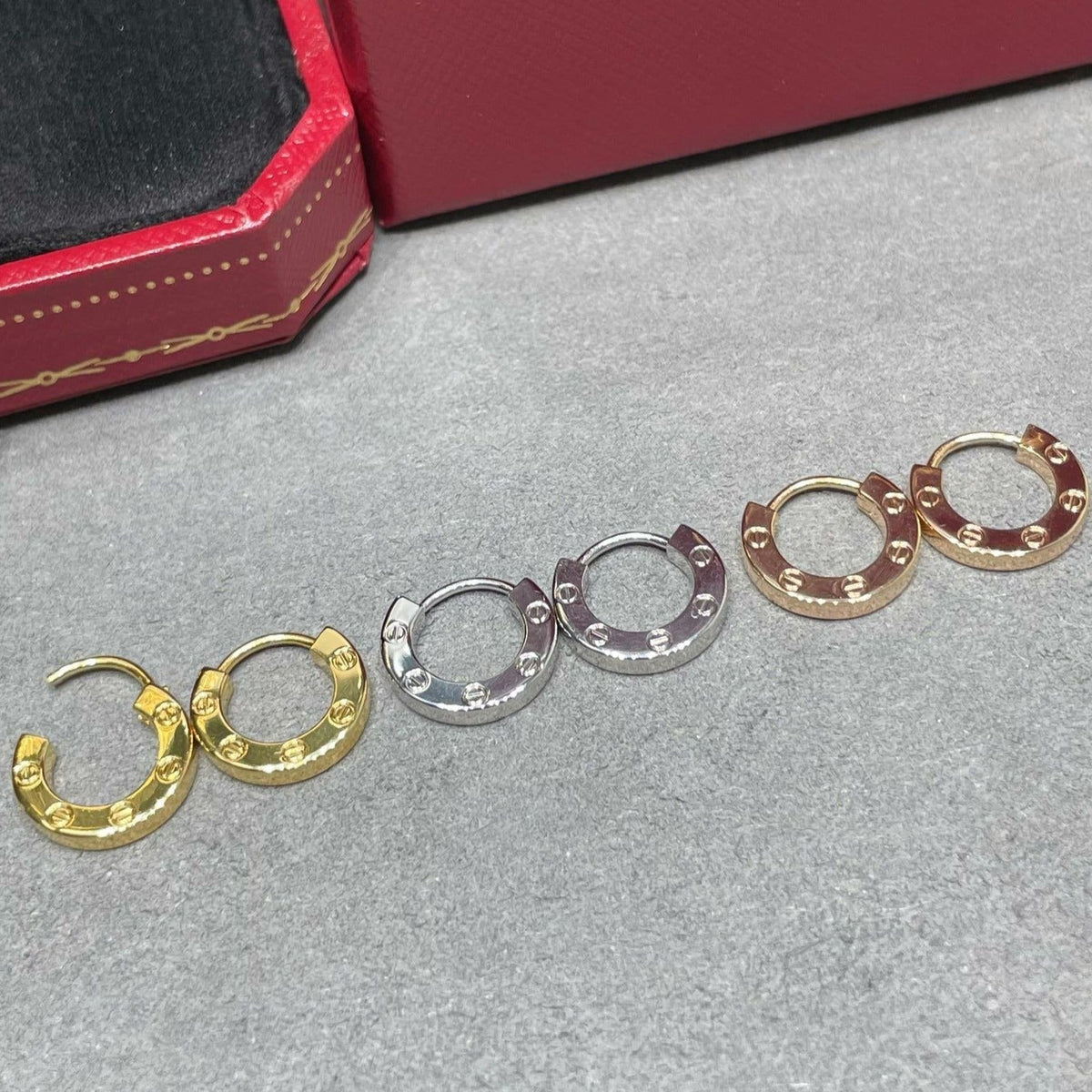 [Cyra]  LOVE MINI EARRINGS