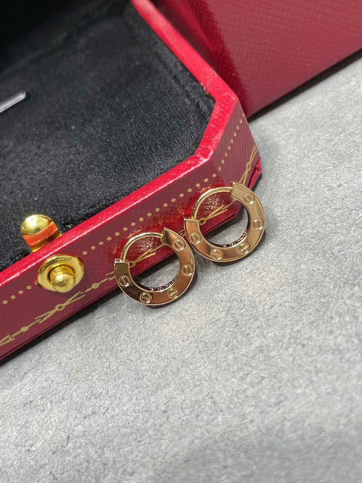 [Cyra]  LOVE MINI EARRINGS