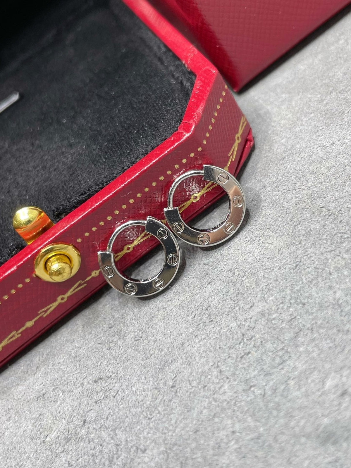 [Cyra]  LOVE MINI EARRINGS