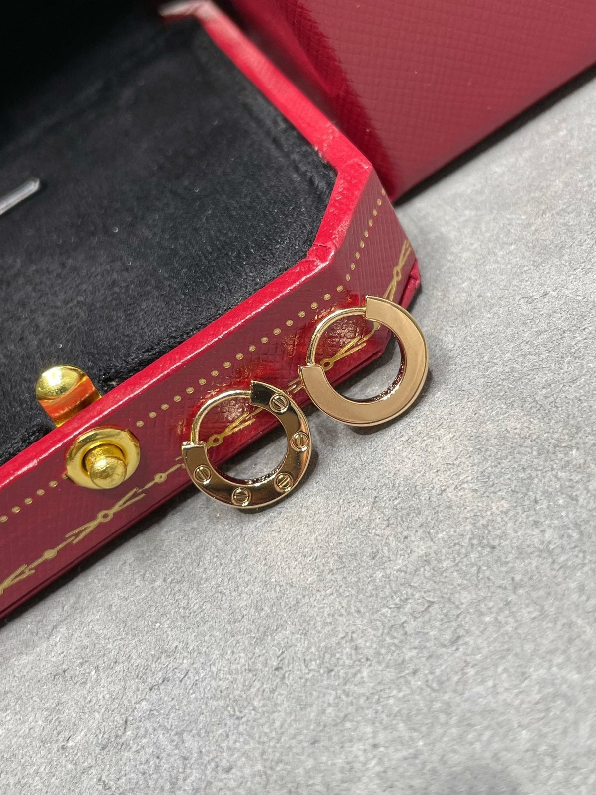 [Cyra]  LOVE MINI EARRINGS