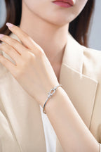 {
  "Cyra": "フォース10 ミディアムモデル ダイヤモンドブレスレット"
}