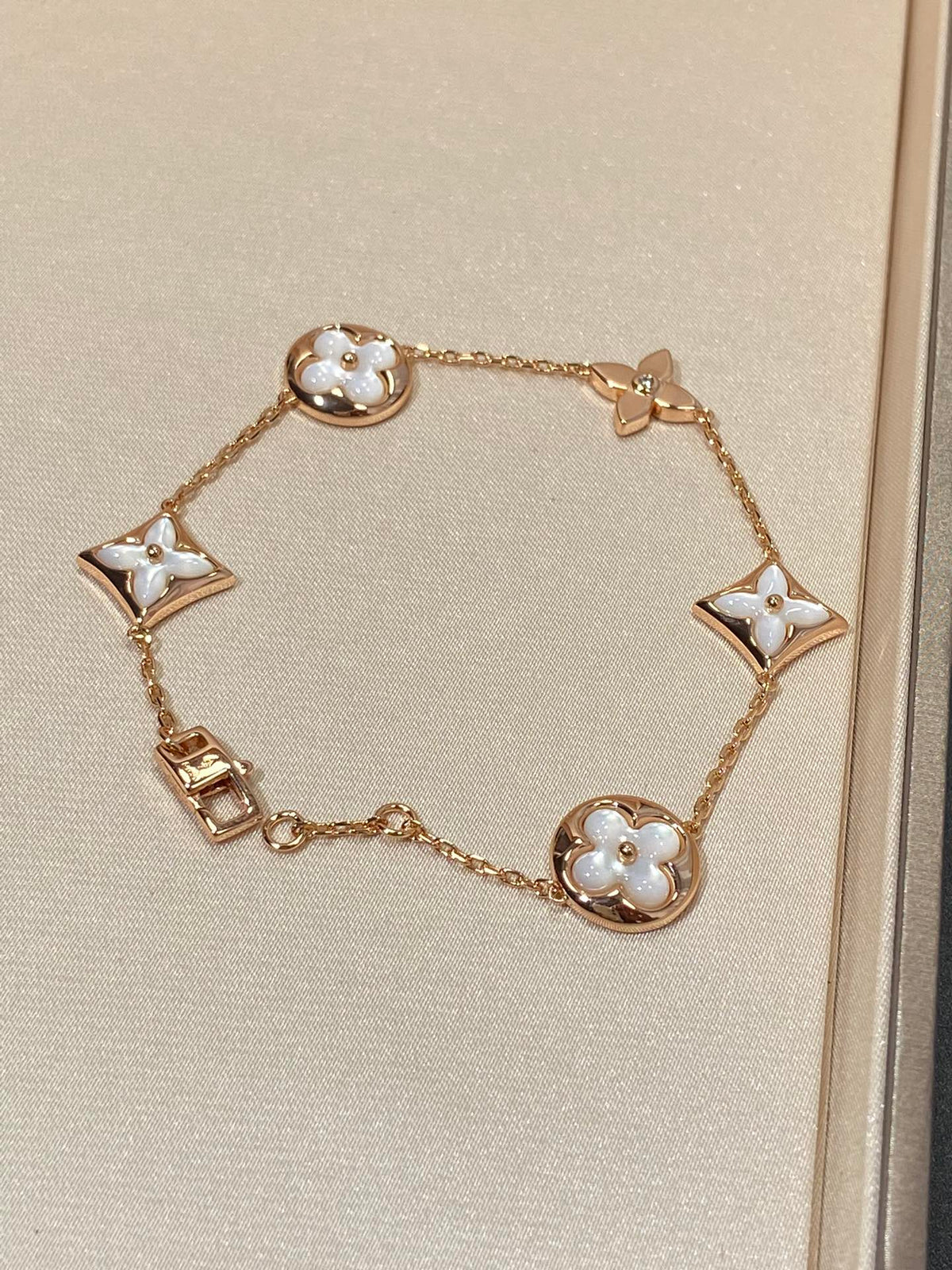 [Cyra]  STAR AND SUN 5 MOTIF MOP PINK GOLD BRACELET