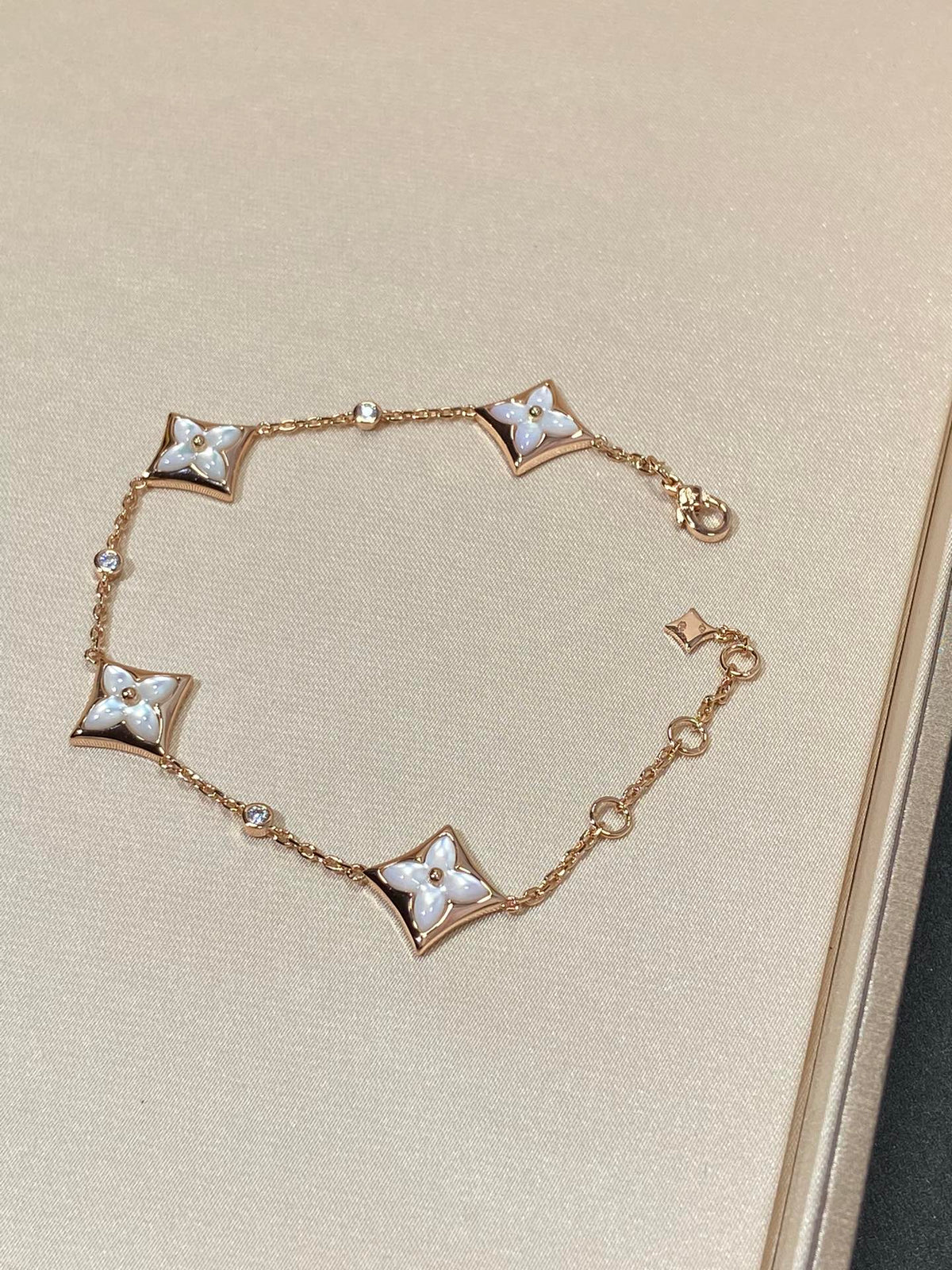 [Cyra]  STAR 4 MOTIF MOP DIAMOND PINK GOLD BRACELET