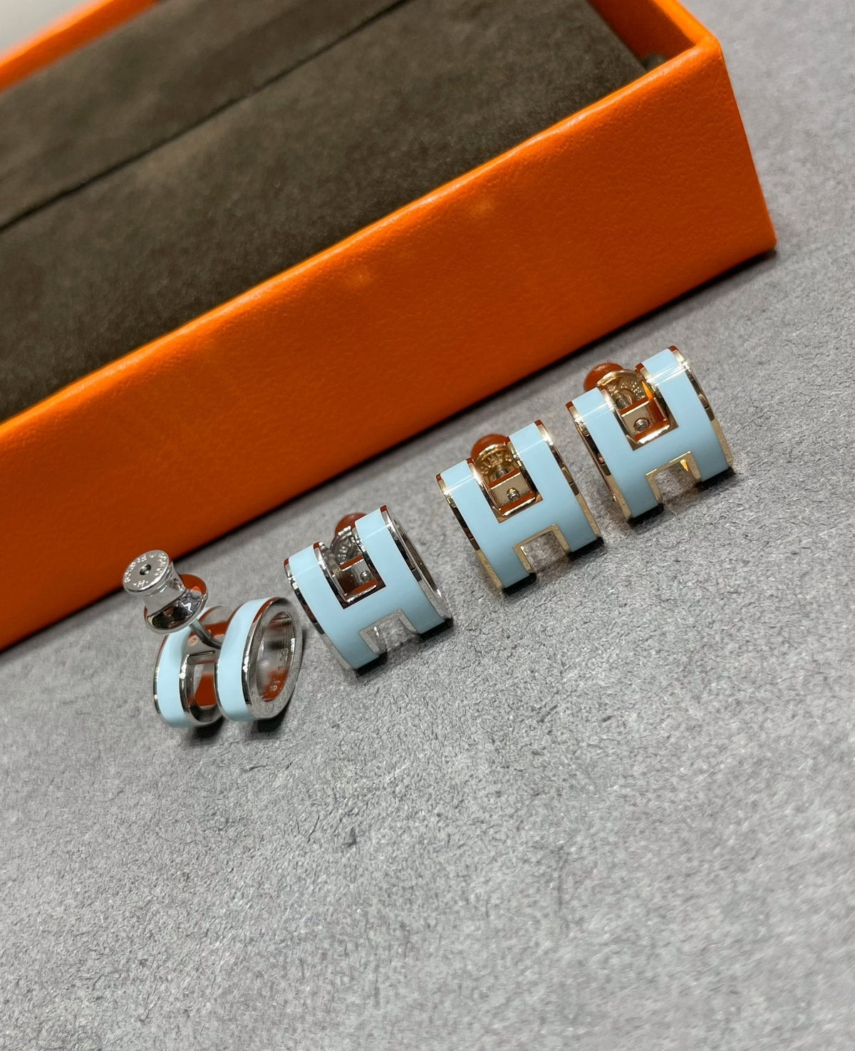 [Cyra]  POP H SKY BLUE STUD EARRINGS