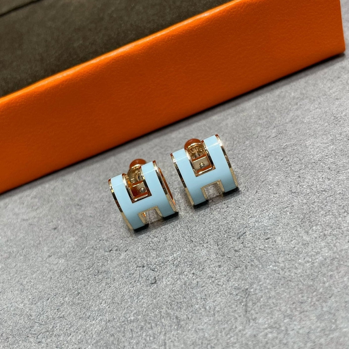 [Cyra]  POP H SKY BLUE STUD EARRINGS