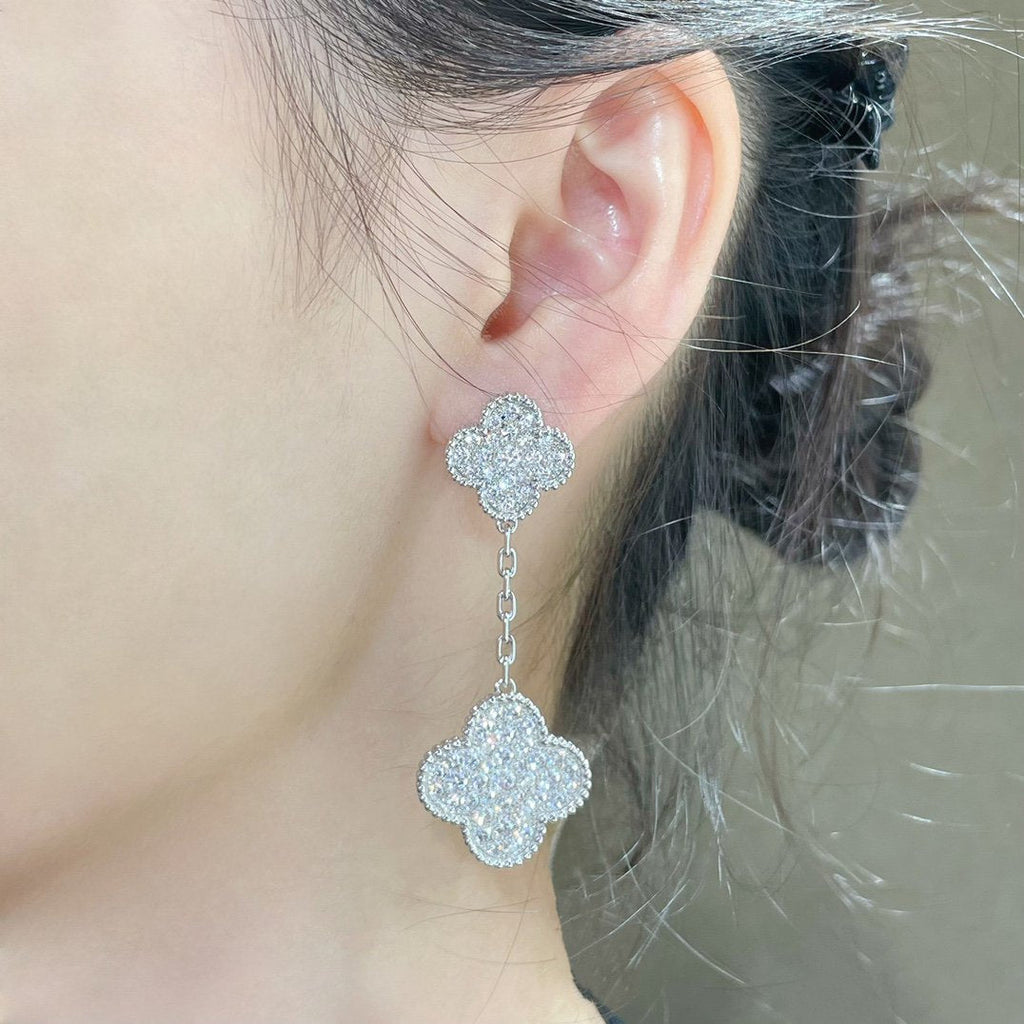 [Cyra] CLOVER 2 MOTIVE DIAMANT-PAVÉ-OHRRINGE AUS SILBER