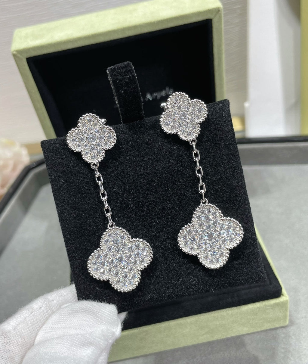 [Cyra] CLOVER 2 MOTIVE DIAMANT-PAVÉ-OHRRINGE AUS SILBER