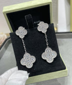 [Cyra] CLOVER 2 MOTIVE DIAMANT-PAVÉ-OHRRINGE AUS SILBER