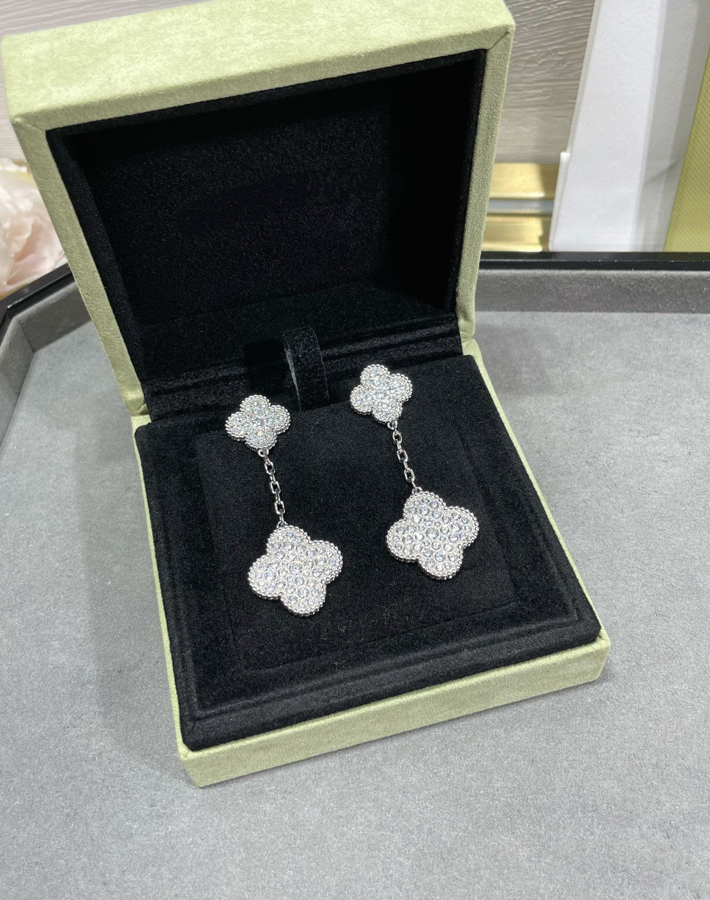 [Cyra] CLOVER 2 MOTIVE DIAMANT-PAVÉ-OHRRINGE AUS SILBER