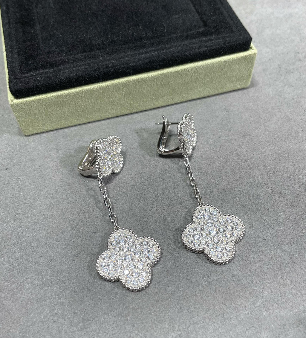 [Cyra] CLOVER 2 MOTIVE DIAMANT-PAVÉ-OHRRINGE AUS SILBER