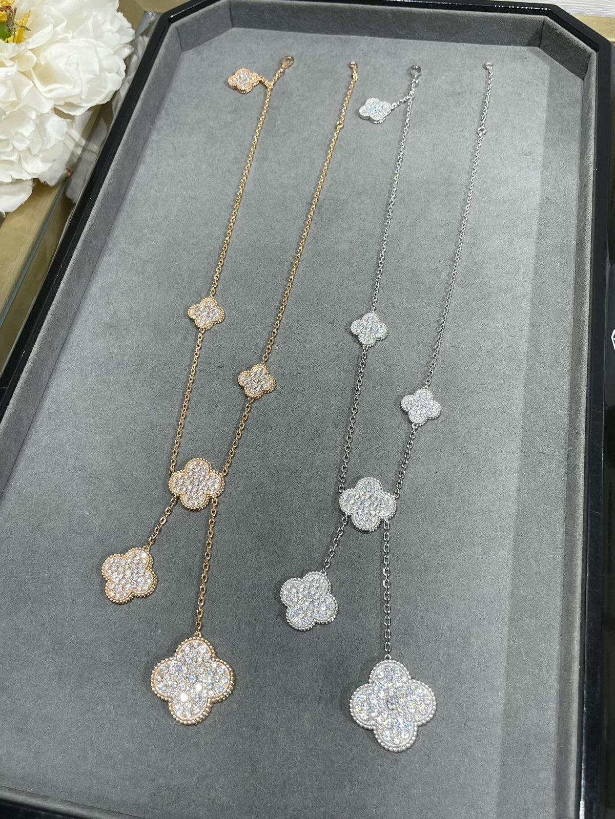 [Cyra] CLOVER 6-MOTIV-HALSKETTE MIT DIAMANT-PAVÉ
