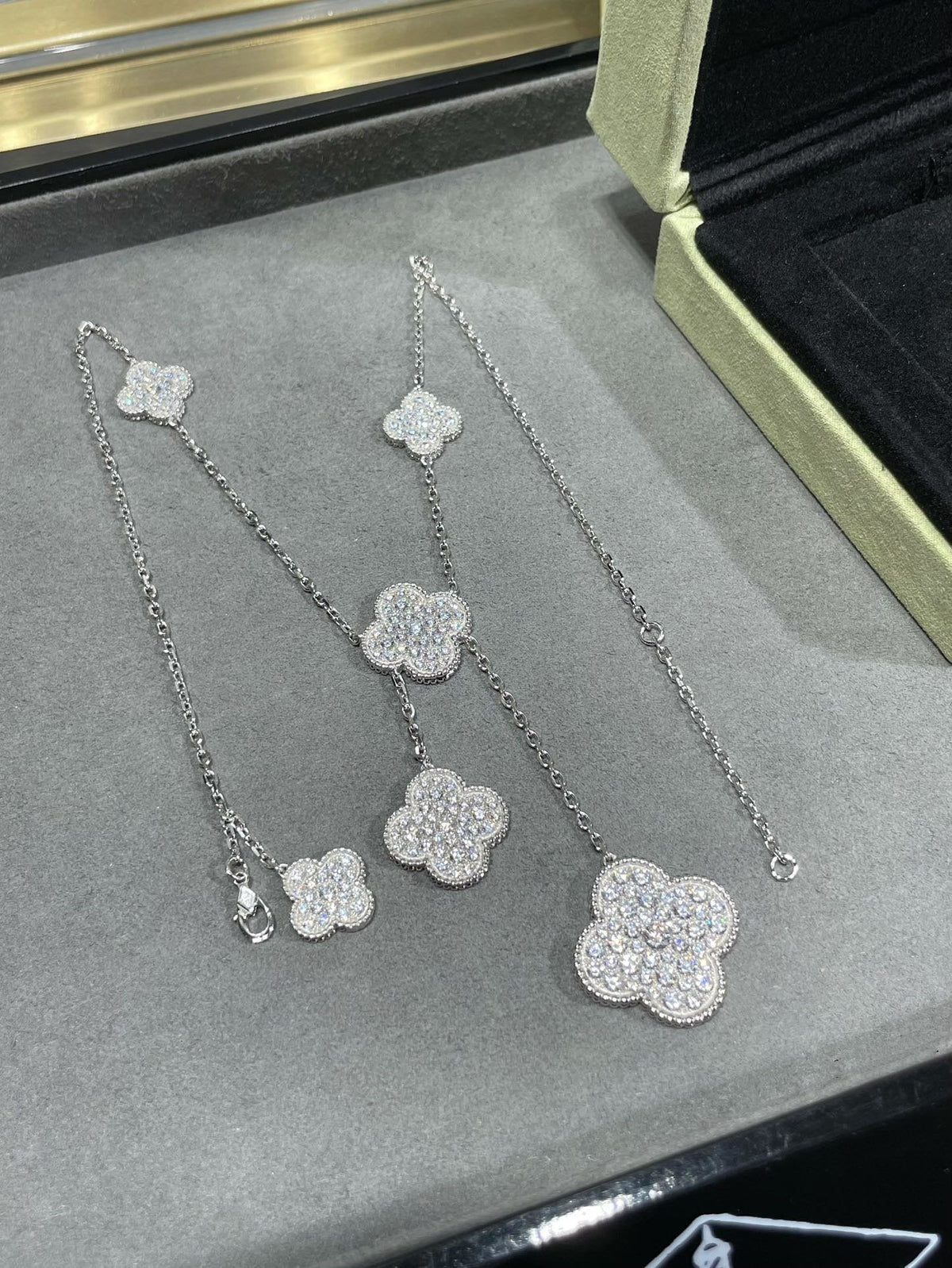 [Cyra] CLOVER 6-MOTIV-HALSKETTE MIT DIAMANT-PAVÉ