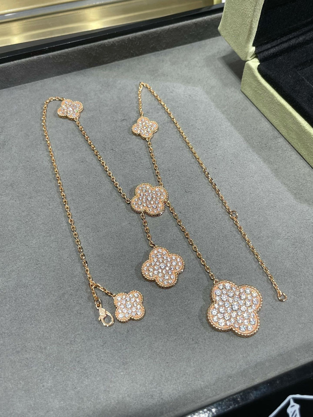 [Cyra]  CLOVER 6 MOTIF DIAMOND PAVED NECKLACE