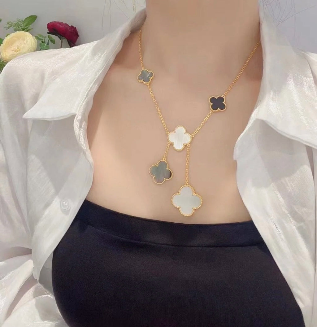 {
  "Cyra": "クローバー6モチーフ マザーオブパール オニキス ゴールドネックレス"
}