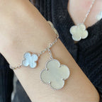[Cyra] CLOVER 5-MOTIV ARMBAND AUS SILBER MIT WEISSEM PERLMUTT