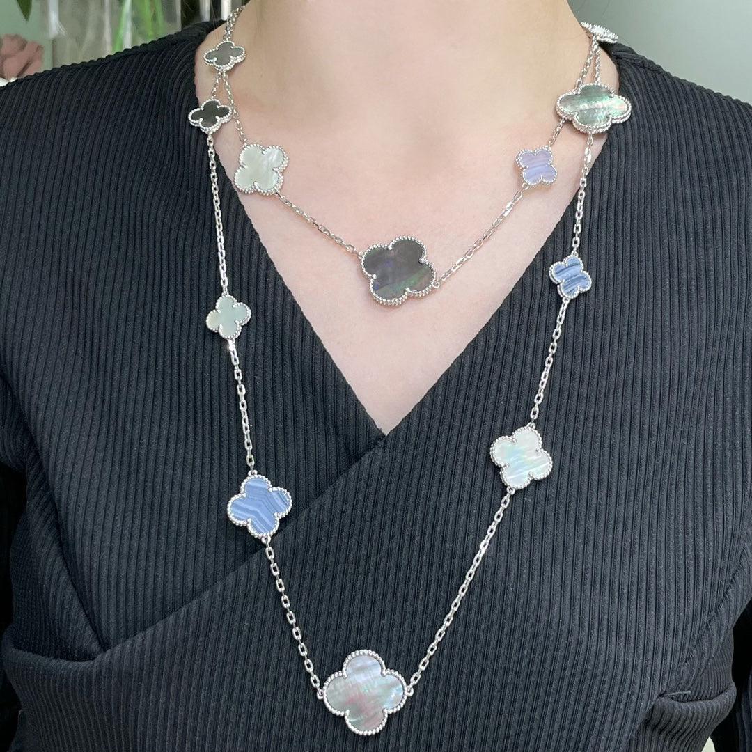 {
  "Cyra": "CLOVER 16 MOTIV HALSKETTE AUS CHALCEDON, PERLMUTT UND SILBER"
}