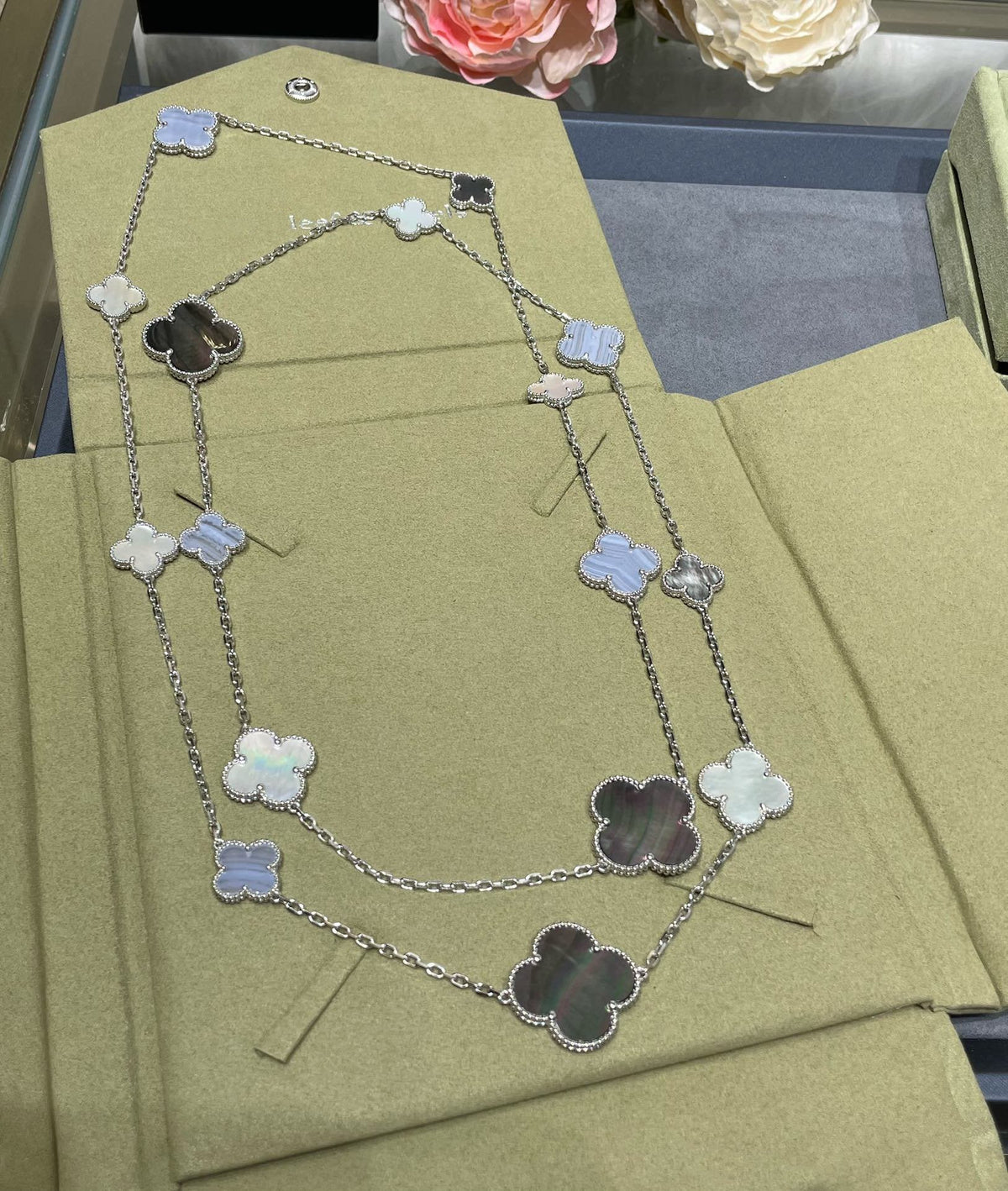 {
  "Cyra": "CLOVER 16 MOTIV HALSKETTE AUS CHALCEDON, PERLMUTT UND SILBER"
}