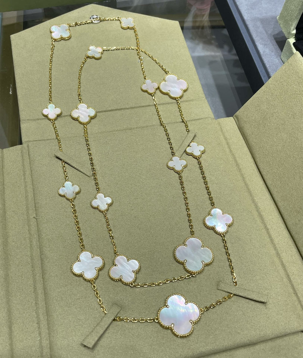 [Cyra]  CLOVER 16 MOTIF WHITE MOP GOLD NECKLACE